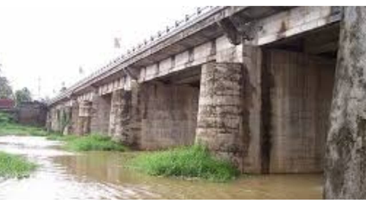 പാലത്തിൽ നിർത്തിയിട്ട സ്കൂട്ടറിൽ യുവാവ്, സമീപം ഗർഭിണിയായ യുവതി, വൈശാഖിന്റെ സംശയം രക്ഷിച്ചത് രണ്ട് ജീവനുകൾ! പാലത്തിൽ നിർത്തിയിട്ട സ്കൂട്ടറിൽ യുവാവ്, സമീപം ഗർഭിണിയായ യുവതി, വൈശാഖിന്റെ സംശയം രക്ഷിച്ചത് രണ്ട് ജീവനുകൾ!