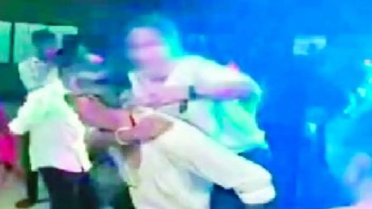 ದಾವಣಗೆರೆ: ವಿದ್ಯಾರ್ಥಿನಿಯನ್ನು ಹೊತ್ತು ಉಪನ್ಯಾಸಕನ ಭರ್ಜರಿ ಡ್ಯಾನ್ಸ್‌, ವಿಡಿಯೋ ವೈರಲ್‌..!