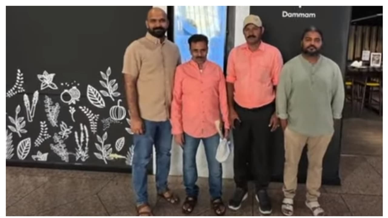 ഒമ്പത് വര്ഷമായി നാട്ടില് പോയിട്ടില്ല; രേഖകളെല്ലാം നഷ്ടപ്പെട്ട മലയാളിക്ക് തുണയായി സാമൂഹിക പ്രവര്ത്തകര് ഒമ്പത് വര്ഷമായി നാട്ടില് പോയിട്ടില്ല; രേഖകളെല്ലാം നഷ്ടപ്പെട്ട മലയാളിക്ക് തുണയായി സാമൂഹിക പ്രവര്ത്തകര്