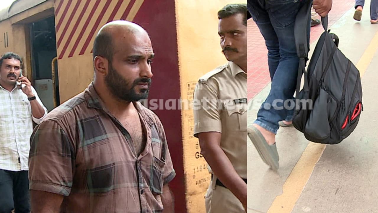 കൈയ്യിൽ 'വിലപ്പെട്ട' ബാഗ്, സംശയത്തിന് ഇടയില്ലാതെ ട്രെയിനിൽ യാത്ര; പൊലീസ് പരിശോധനയിൽ 30 ലക്ഷവുമായി കുടുങ്ങി കൈയ്യിൽ 'വിലപ്പെട്ട' ബാഗ്, സംശയത്തിന് ഇടയില്ലാതെ ട്രെയിനിൽ യാത്ര; പൊലീസ് പരിശോധനയിൽ 30 ലക്ഷവുമായി കുടുങ്ങി