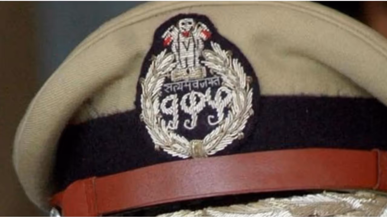 എഡിജിപിമാർക്ക് ലഭിക്കുന്ന ശമ്പളമെത്ര, അവരെ എങ്ങനെ മറ്റുള്ള പൊലീസ് ഉദ്യോഗസ്ഥരിൽനിന്ന് തിരിച്ചറിയാം എഡിജിപിമാർക്ക് ലഭിക്കുന്ന ശമ്പളമെത്ര, അവരെ എങ്ങനെ മറ്റുള്ള പൊലീസ് ഉദ്യോഗസ്ഥരിൽനിന്ന് തിരിച്ചറിയാം