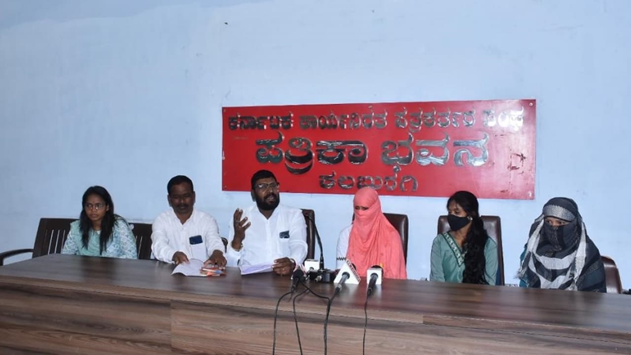 ಕಲಬುರಗಿಯಲ್ಲಿ ಹನಿಟ್ರ್ಯಾಪ್, ಬ್ಲ್ಯಾಕ್ಮೇಲ್ ದಂಧೆ: ಸಂತ್ರಸ್ತೆಯರ ಆರೋಪ ಕಲಬುರಗಿಯಲ್ಲಿ ಹನಿಟ್ರ್ಯಾಪ್, ಬ್ಲ್ಯಾಕ್ಮೇಲ್ ದಂಧೆ: ಸಂತ್ರಸ್ತೆಯರ ಆರೋಪ