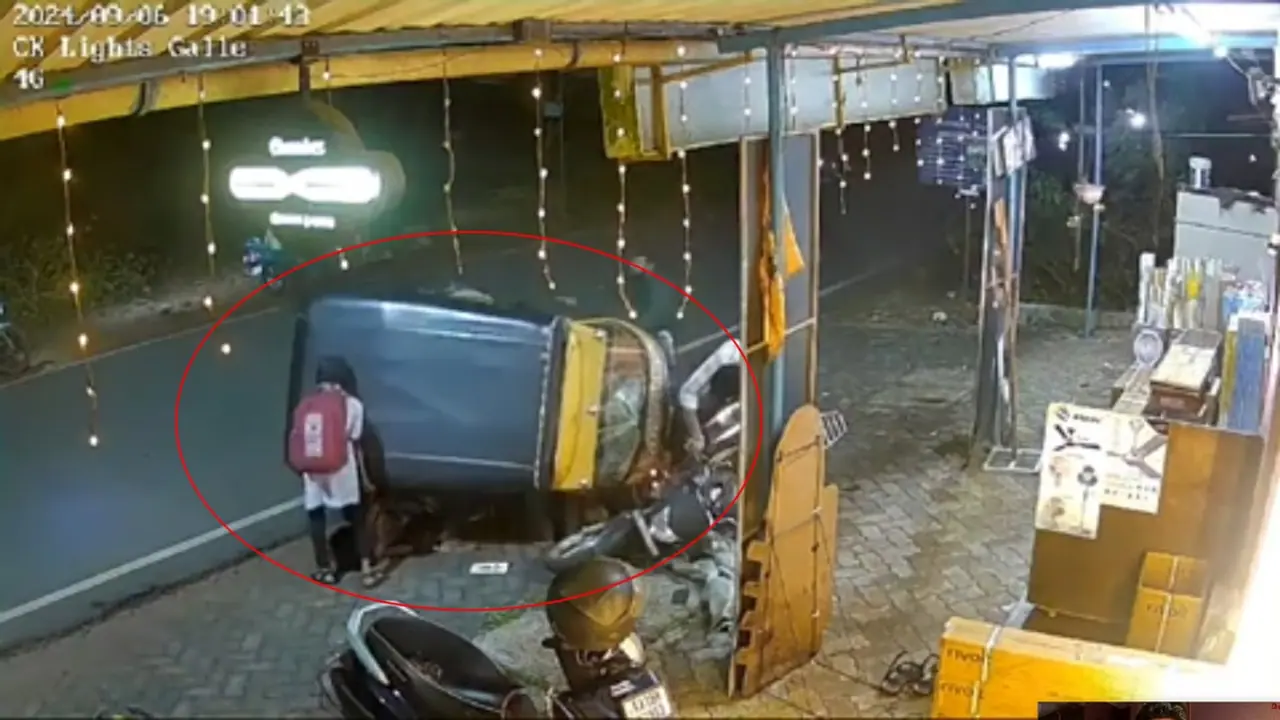 Mangaluru: Daughter lifts auto to save mother after vehicle hits her in freak accident, wins hearts (WATCH) Mangaluru: Daughter lifts auto to save mother after vehicle hits her in freak accident, wins hearts (WATCH)