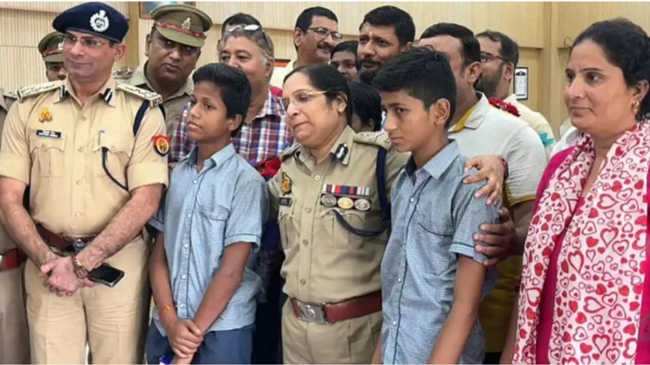 പരീക്ഷക്ക് മാർക്ക് കുറഞ്ഞു, വിദ്യാർഥികൾ നാടുവിട്ടു; 7 സംഘങ്ങൾ, 500 സിസിടിവി ക്യാമറ പരിശോധന; ഒടുവിൽ കണ്ടെത്തി പരീക്ഷക്ക് മാർക്ക് കുറഞ്ഞു, വിദ്യാർഥികൾ നാടുവിട്ടു; 7 സംഘങ്ങൾ, 500 സിസിടിവി ക്യാമറ പരിശോധന; ഒടുവിൽ കണ്ടെത്തി