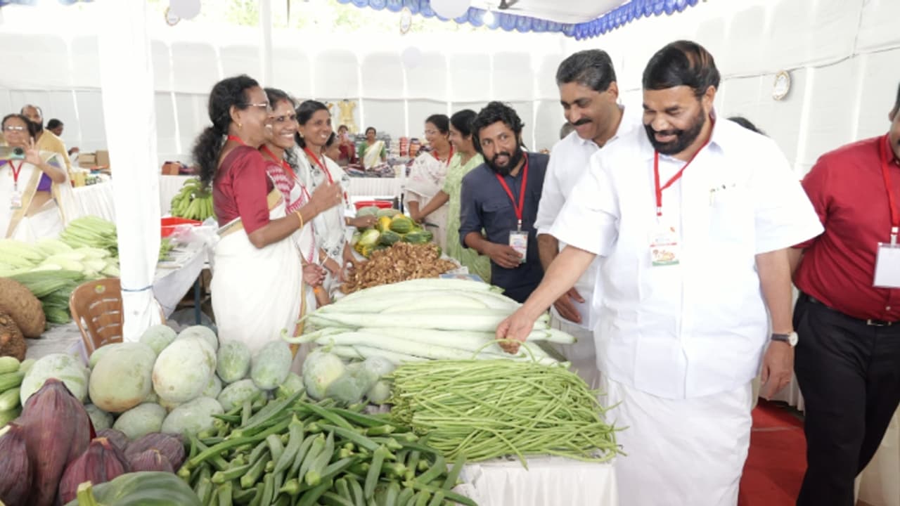 ആവശ്യമുള്ളതെല്ലാം മിതമായ വിലയ്ക്കു ലഭിക്കും, കുടുംബശ്രീ വിൽക്കുന്നത് വിഷമില്ലാത്ത പച്ചക്കറിയെന്നും മന്ത്രി