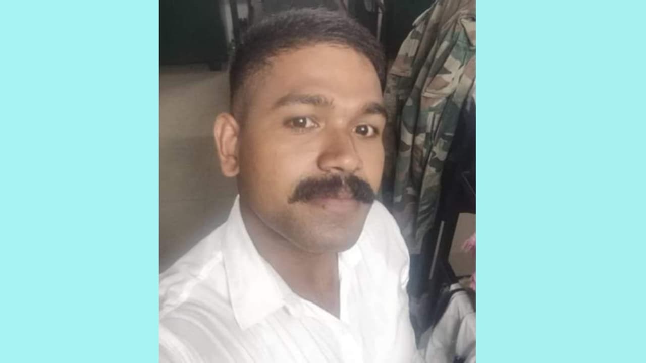 ബൈക്ക് സർവീസിന് നൽകി നടന്നുവരുമ്പോൾ കാറിടിച്ച് സൈനികന് ദാരുണാന്ത്യം ബൈക്ക് സർവീസിന് നൽകി നടന്നുവരുമ്പോൾ കാറിടിച്ച് സൈനികന് ദാരുണാന്ത്യം