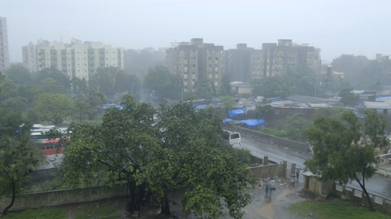 Kolkata Weather Update: Chances of heavy rain reduce, scattered showers may spoil Durga Puja Kolkata Weather Update: Chances of heavy rain reduce, scattered showers may spoil Durga Puja