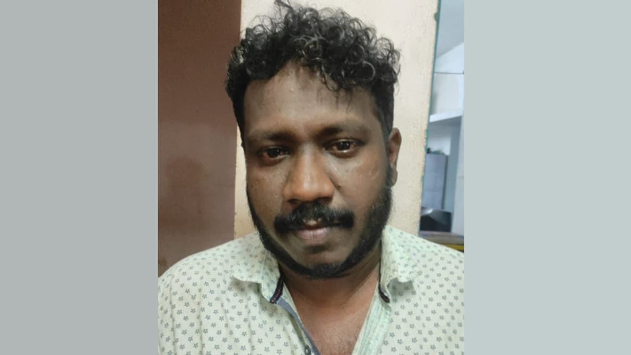 'വെള്ളമടിച്ച് ബഹളം വയ്ക്കൽ, പിടിച്ചുപറി, സ്ത്രീകളെ ശല്യം ചെയ്യൽ', 'സ്റ്റാമ്പർ' അനീഷിനെ പൂട്ടി പൊലീസ് 'വെള്ളമടിച്ച് ബഹളം വയ്ക്കൽ, പിടിച്ചുപറി, സ്ത്രീകളെ ശല്യം ചെയ്യൽ', 'സ്റ്റാമ്പർ' അനീഷിനെ പൂട്ടി പൊലീസ്