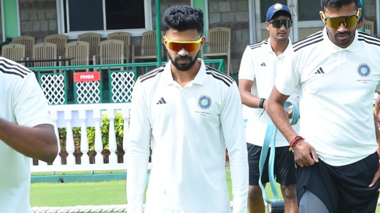 'മഹാരാഷ്ട്രക്കാരുടെ സഞ്ജു സാംസണ്', റുതുരാജിനെ ടെസ്റ്റ് ടീമില് നിന്ന തഴഞ്ഞതിനെതിരെ ആരാധകര് 'മഹാരാഷ്ട്രക്കാരുടെ സഞ്ജു സാംസണ്', റുതുരാജിനെ ടെസ്റ്റ് ടീമില് നിന്ന തഴഞ്ഞതിനെതിരെ ആരാധകര്