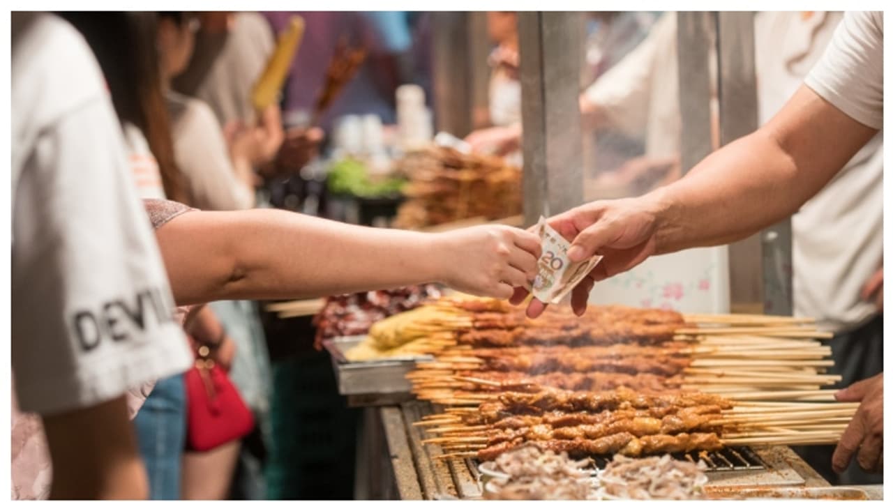 കഠിനാധ്വാനിയാകണം, പഠനം അവസാനിപ്പിച്ച് മകനെ പലഹാരക്കടയിലേക്ക് വിട്ടു; ഇന്ന് പത്ത് ദിവസത്തിനിടെ ഒരുലക്ഷം വരുമാനം കഠിനാധ്വാനിയാകണം, പഠനം അവസാനിപ്പിച്ച് മകനെ പലഹാരക്കടയിലേക്ക് വിട്ടു; ഇന്ന് പത്ത് ദിവസത്തിനിടെ ഒരുലക്ഷം വരുമാനം