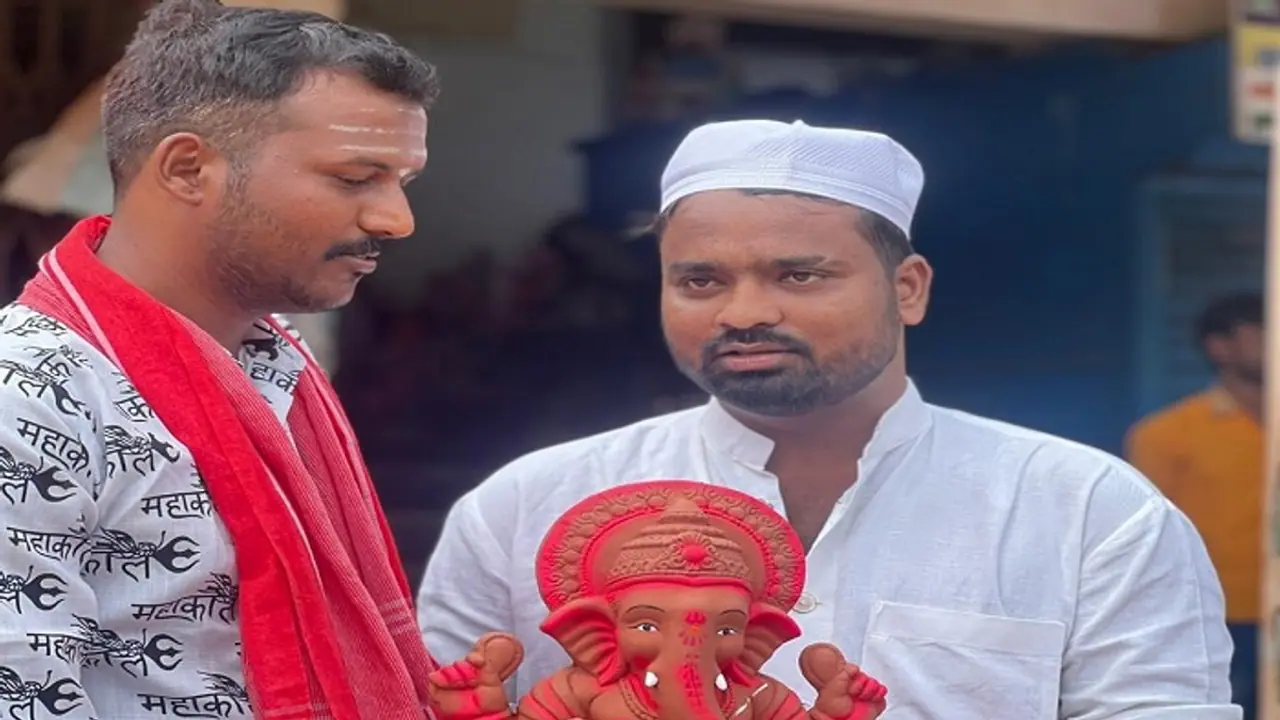 ಕೊಪ್ಪಳ: ಮುಸ್ಲಿಂ ಮನೆಯಲ್ಲಿ ಗಣೇಶನಿಗೆ ಪೂಜೆ, ಭಾವೈಕ್ಯತೆ ಮೆರೆದ ಶಮಿದ್ ಅಲಿ..! ಕೊಪ್ಪಳ: ಮುಸ್ಲಿಂ ಮನೆಯಲ್ಲಿ ಗಣೇಶನಿಗೆ ಪೂಜೆ, ಭಾವೈಕ್ಯತೆ ಮೆರೆದ ಶಮಿದ್ ಅಲಿ..!