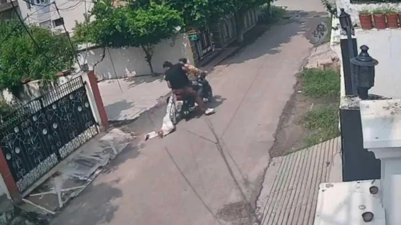 Caught on camera: Class 12 girl dragged 350m by bike borne snatchers in Jalandhar, loses her phone (WATCH) Caught on camera: Class 12 girl dragged 350m by bike borne snatchers in Jalandhar, loses her phone (WATCH)