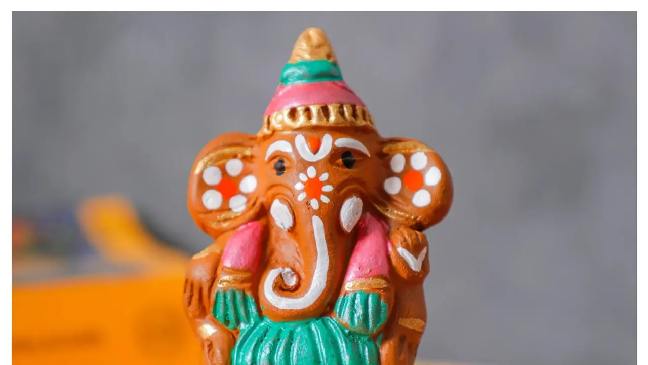 Surge in demand promises prosperous Deepavali for UP's Terracotta artisans Surge in demand promises prosperous Deepavali for UP's Terracotta artisans