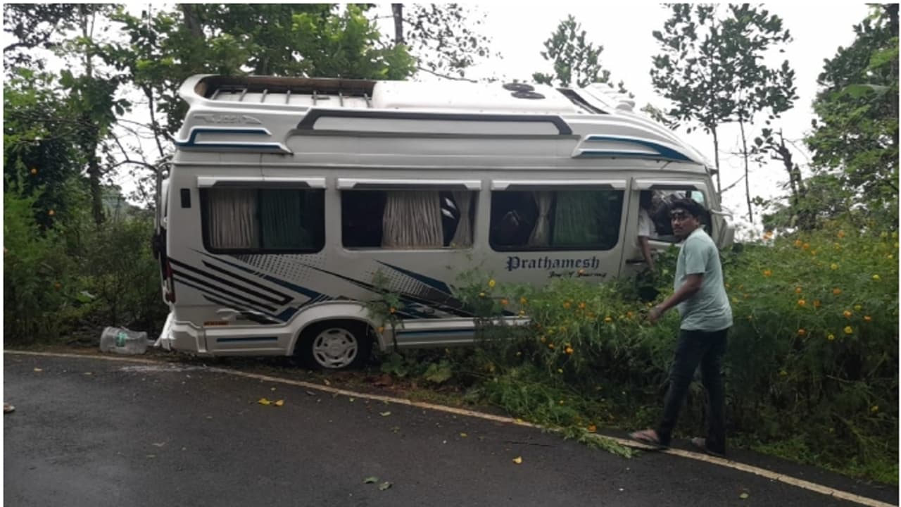 കോട്ടയത്ത് വിനോദ സഞ്ചാരികള് സഞ്ചരിച്ച ട്രാവലര് അപകടത്തില്പ്പെട്ടു; ഏഴ് പേര്ക്ക് പരിക്കേറ്റു കോട്ടയത്ത് വിനോദ സഞ്ചാരികള് സഞ്ചരിച്ച ട്രാവലര് അപകടത്തില്പ്പെട്ടു; ഏഴ് പേര്ക്ക് പരിക്കേറ്റു