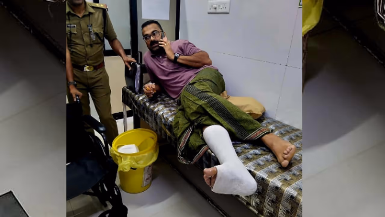 കഞ്ചാവ് അളക്കുന്നതിനിടെ ഉദ്യോഗസ്ഥരെ തള്ളി പ്രതി പള്ളിയുടെ മതില് ചാടി; തടയാന് ശ്രമിച്ച ഓഫീസറിന്റെ കാലൊടിഞ്ഞു കഞ്ചാവ് അളക്കുന്നതിനിടെ ഉദ്യോഗസ്ഥരെ തള്ളി പ്രതി പള്ളിയുടെ മതില് ചാടി; തടയാന് ശ്രമിച്ച ഓഫീസറിന്റെ കാലൊടിഞ്ഞു