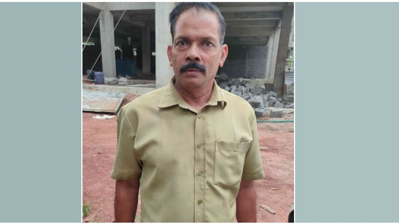  എന്തൊരു കാഞ്ഞ ബുദ്ധി! ഒളിപ്പിക്കാൻ ഇതിനും മുകളിൽ ഒരു സ്ഥലം വേറെ കാണില്ല; കിണറ്റിൽ നിന്ന് പിടിച്ചത് കോട