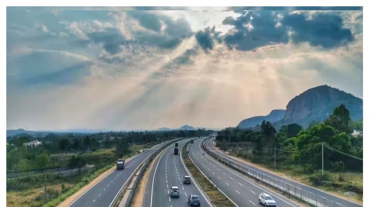 'സ്പെഷ്യല്‍ ഡ്രൈവ്'; 5 ദിവസം കൊണ്ട് ട്രാഫിക് പൊലീസിന്റെ കണ്ണിൽപ്പെട്ടത് 25,135 ഗതാഗത നിയമലംഘനങ്ങൾ, പിഴചുമത്തി