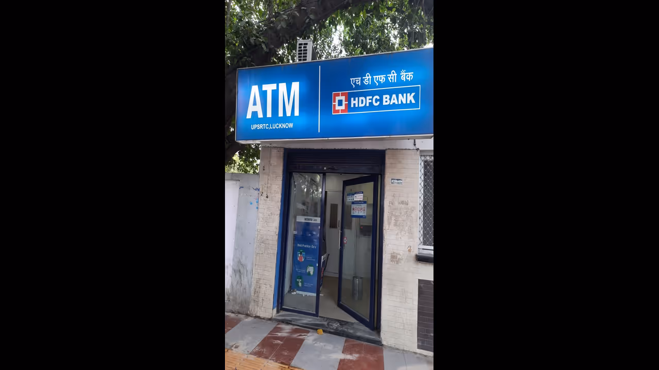 ஏடிஎம்மில் இத்தனை வசதிகளா? நாள் ஒன்றுக்கு எவ்வளவு பணம் அனுப்பலாம் தெரியுமா? ஏடிஎம்மில் இத்தனை வசதிகளா? நாள் ஒன்றுக்கு எவ்வளவு பணம் அனுப்பலாம் தெரியுமா?