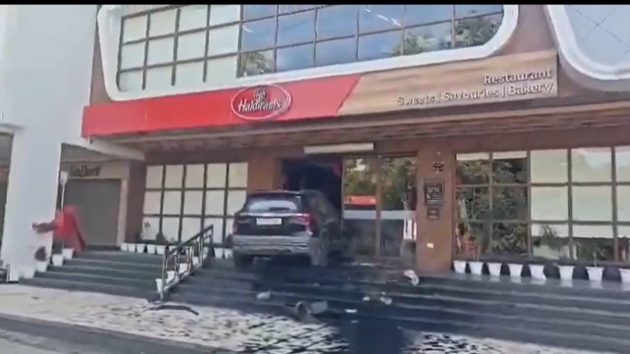 Drunk driver loses control, rams car into Haldiram's restaurant in Agra (WATCH) Drunk driver loses control, rams car into Haldiram's restaurant in Agra (WATCH)