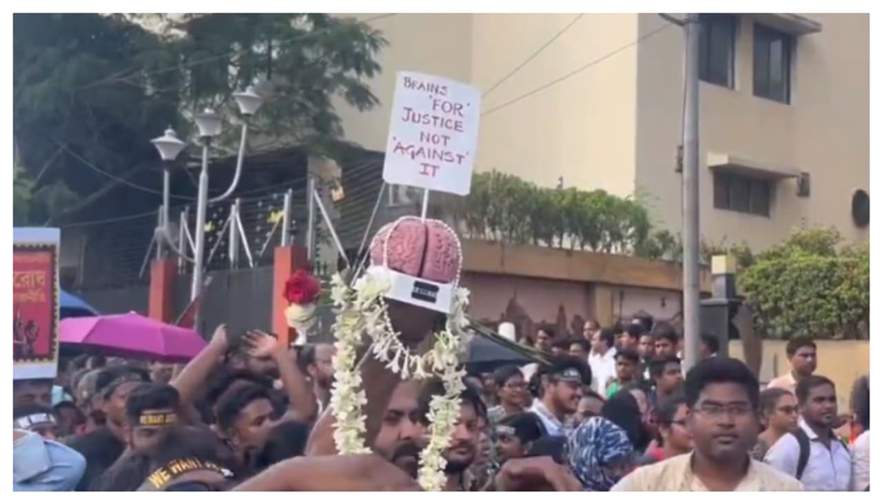 rg kar protest swasthya bhawan rally Junior doctors march demanding resignation of three bsm rg kar protest swasthya bhawan rally Junior doctors march demanding resignation of three bsm