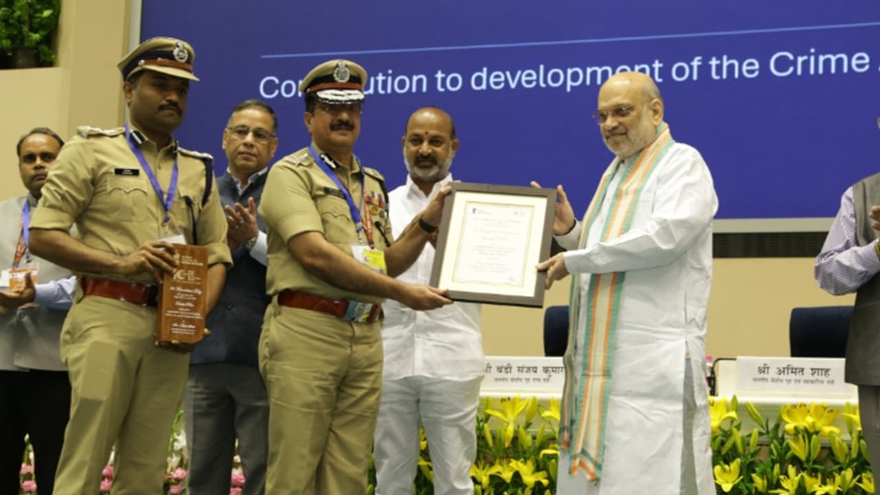 കേരളാ പൊലീസിന് കേന്ദ്രത്തിന്റെ അംഗീകാരം, ആഭ്യന്തര മന്ത്രി അമിത് ഷായിൽ നിന്ന് ഡിജിപി പുരസ്കാരം ഏറ്റുവാങ്ങി കേരളാ പൊലീസിന് കേന്ദ്രത്തിന്റെ അംഗീകാരം, ആഭ്യന്തര മന്ത്രി അമിത് ഷായിൽ നിന്ന് ഡിജിപി പുരസ്കാരം ഏറ്റുവാങ്ങി