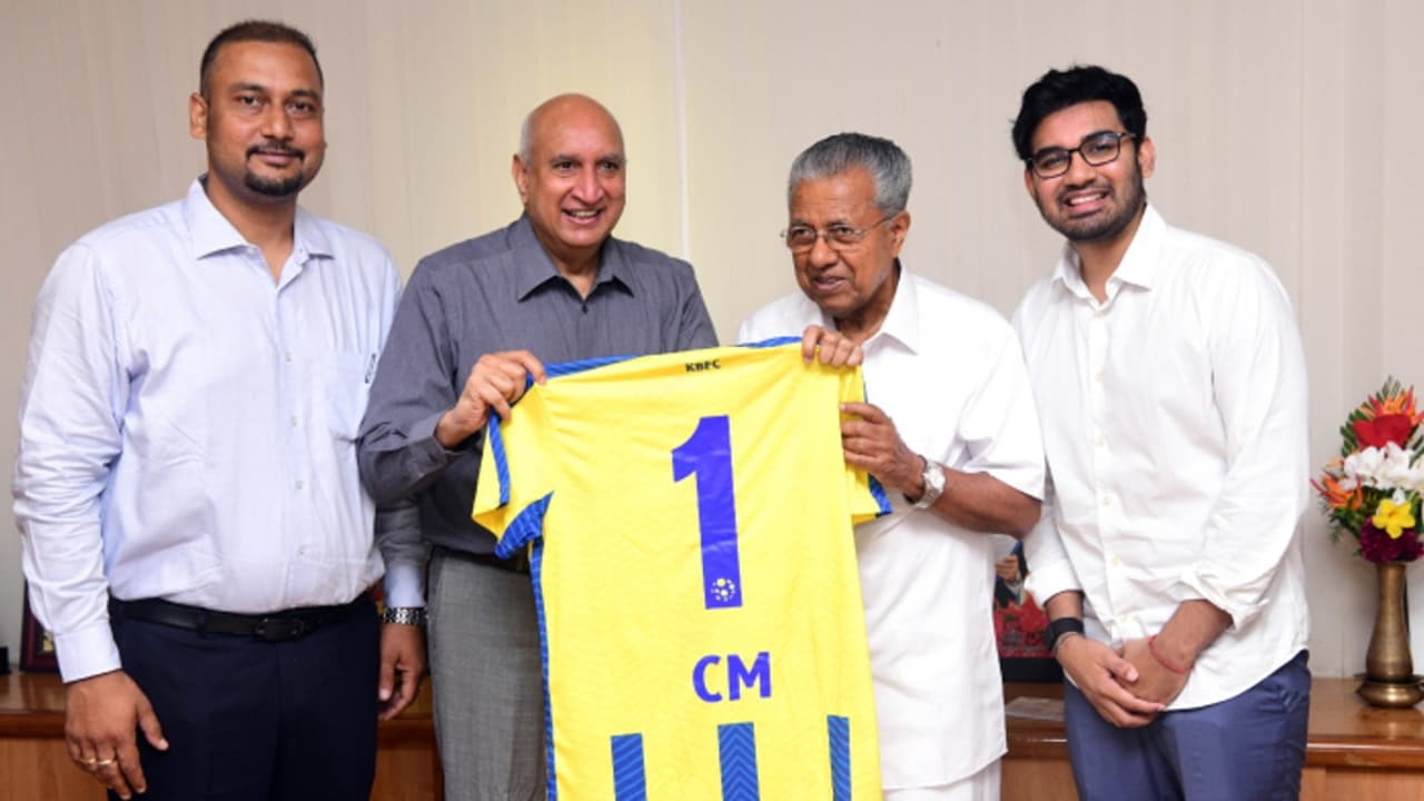 വയനാട് ദുരന്തബാധിതരെ ചേർത്തുപിടിച്ച് കേരള ബ്ലാസ്റ്റേഴ്സ്; മുഖ്യമന്ത്രിയുടെ ദുരിതാശ്വാസ നിധിയിലേക്ക് 25 ലക്ഷം വയനാട് ദുരന്തബാധിതരെ ചേർത്തുപിടിച്ച് കേരള ബ്ലാസ്റ്റേഴ്സ്; മുഖ്യമന്ത്രിയുടെ ദുരിതാശ്വാസ നിധിയിലേക്ക് 25 ലക്ഷം