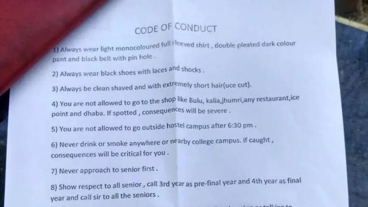 മുടി വളർത്തരുത്, സീനിയേഴ്സിന്റെ കണ്ണിൽ നോക്കരുത്, ഫുൾകൈ ഷർട്ടിടണം; ജൂനിയേഴ്സിന് പെരുമാറ്റച്ചട്ടം, വിമര്‍ശനം