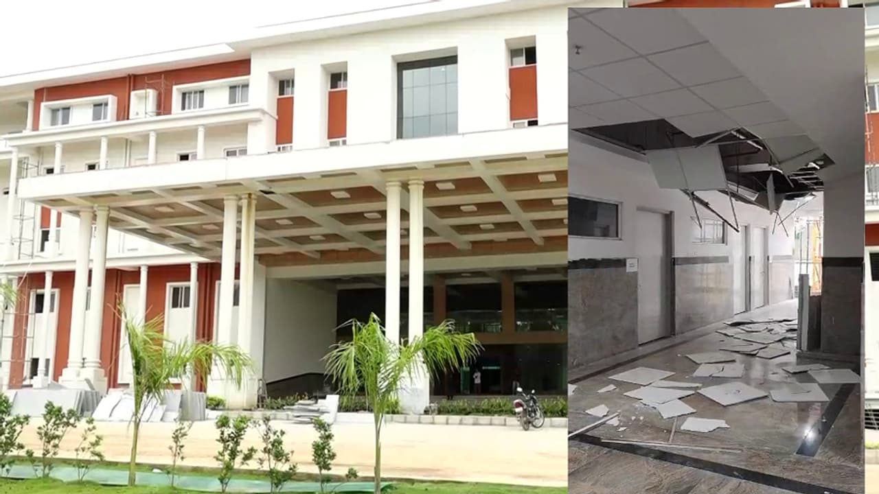 ಉದ್ಘಾಟನೆಯಾದ ಒಂದೇ ವರ್ಷಕ್ಕೆ ಸೋರುತ್ತಿರುವ ಕಾಫಿನಾಡಿನ ಮೆಡಿಕಲ್ ಕಾಲೇಜ್: ತೀವ್ರ ಆಕ್ರೋಶ ಉದ್ಘಾಟನೆಯಾದ ಒಂದೇ ವರ್ಷಕ್ಕೆ ಸೋರುತ್ತಿರುವ ಕಾಫಿನಾಡಿನ ಮೆಡಿಕಲ್ ಕಾಲೇಜ್: ತೀವ್ರ ಆಕ್ರೋಶ