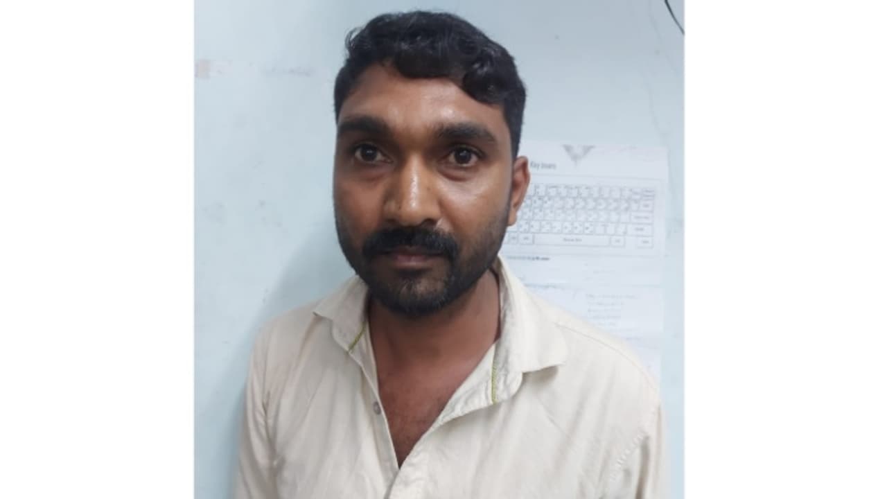 കടയില് കഞ്ചാവ് കൊണ്ടുവെച്ച് ഉടമയെ കുടുക്കി; അന്വേഷിച്ച് ചെന്നപ്പോൾ പദ്ധതി സ്വന്തം പിതാവിന്റെ തന്നെ കടയില് കഞ്ചാവ് കൊണ്ടുവെച്ച് ഉടമയെ കുടുക്കി; അന്വേഷിച്ച് ചെന്നപ്പോൾ പദ്ധതി സ്വന്തം പിതാവിന്റെ തന്നെ