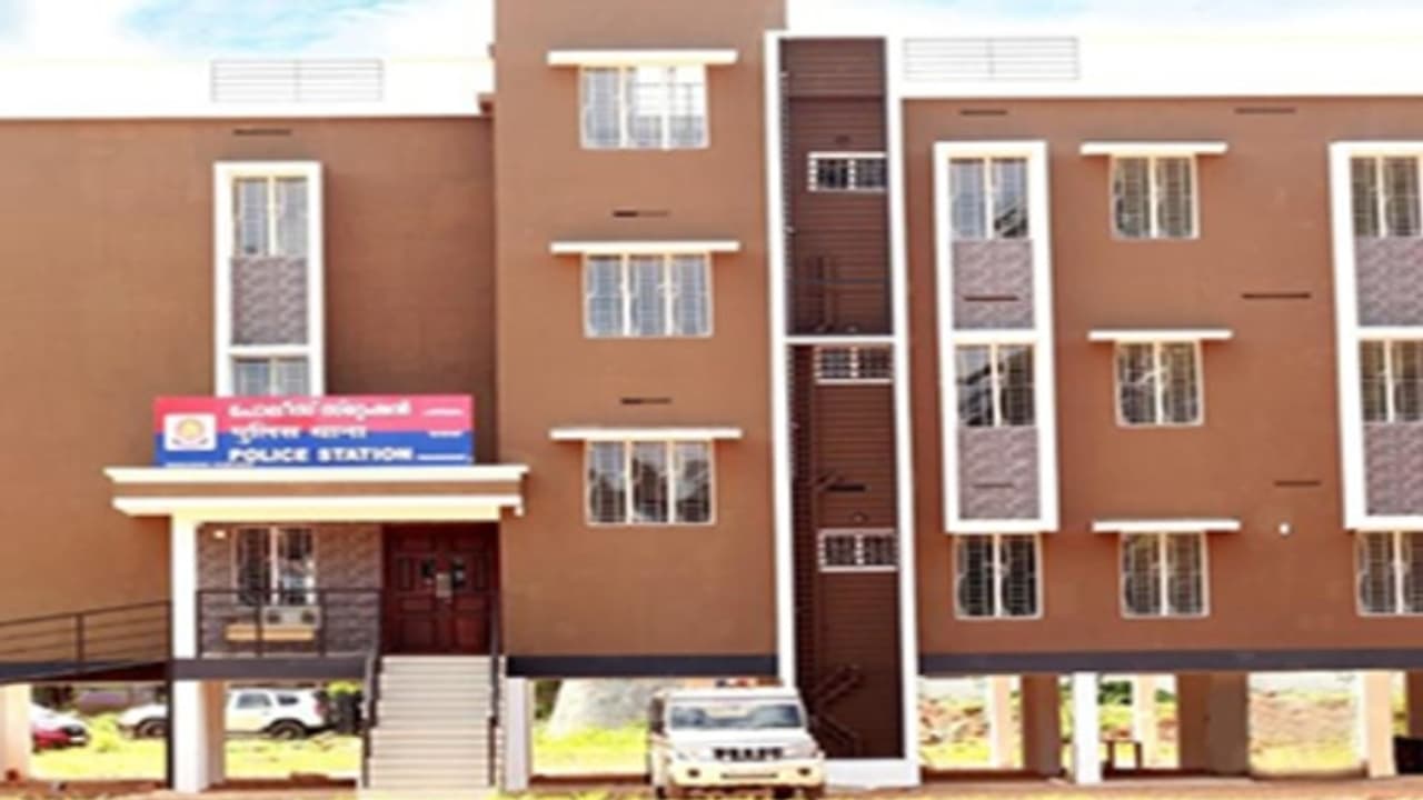 17കാരൻ ഓടിച്ച ബൈക്ക് പൊലീസ് പിടിച്ചു, വിട്ടുകിട്ടാൻ സ്റ്റേഷനിലെത്തിയ അച്ഛൻ ഒടുവിൽ ആത്മഹത്യയ്ക്ക് ശ്രമിച്ചു 17കാരൻ ഓടിച്ച ബൈക്ക് പൊലീസ് പിടിച്ചു, വിട്ടുകിട്ടാൻ സ്റ്റേഷനിലെത്തിയ അച്ഛൻ ഒടുവിൽ ആത്മഹത്യയ്ക്ക് ശ്രമിച്ചു