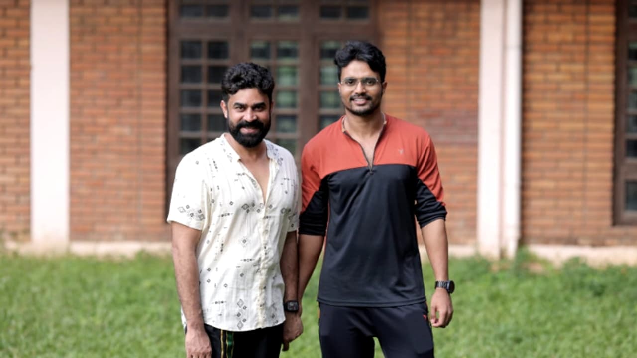 പുതുമുഖ സംവിധായകനെ അവതരിപ്പിക്കുന്നത് 16 ാം തവണ; ഫ്രൈഡേ ഫിലിം ഹൗസിൻ്റെ 'പടക്കളം' ആരംഭിച്ചു പുതുമുഖ സംവിധായകനെ അവതരിപ്പിക്കുന്നത് 16 ാം തവണ; ഫ്രൈഡേ ഫിലിം ഹൗസിൻ്റെ 'പടക്കളം' ആരംഭിച്ചു