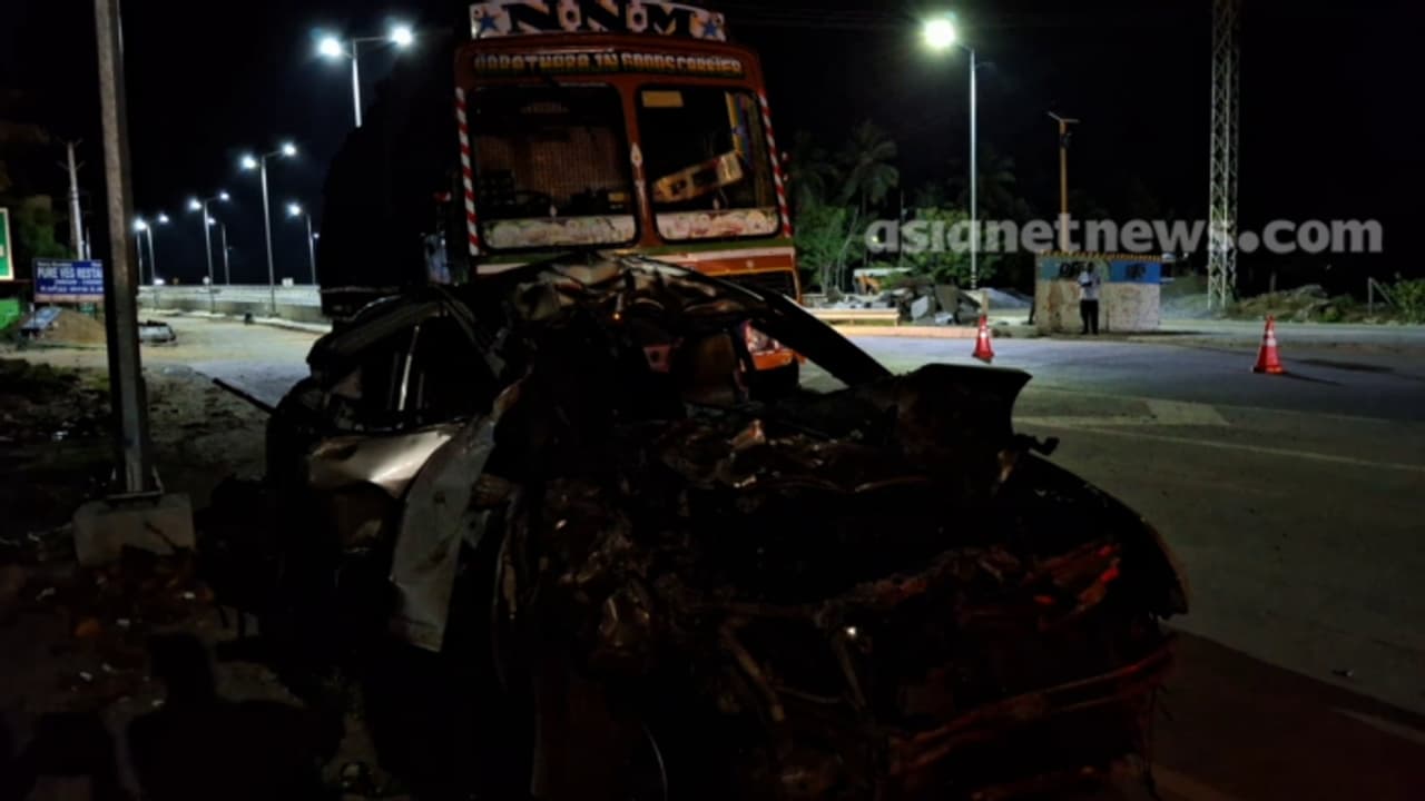 കടലൂരിൽ കാറും ലോറിയും കൂട്ടിയിടിച്ച് അപകടം; രോഗിയായ ബന്ധുവിനെ സന്ദർശിച്ച് മടങ്ങിയ കുടുംബത്തിലെ 5 പേർ മരിച്ചു കടലൂരിൽ കാറും ലോറിയും കൂട്ടിയിടിച്ച് അപകടം; രോഗിയായ ബന്ധുവിനെ സന്ദർശിച്ച് മടങ്ങിയ കുടുംബത്തിലെ 5 പേർ മരിച്ചു