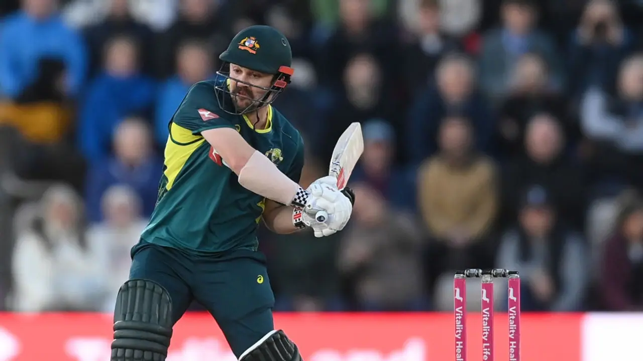 15ൽ നിന്ന് 51ല്‍ എത്തിയത് വെറും 7 പന്തില്‍; സാം കറനെ തൂക്കിയടിച്ച് ട്രാവിസ് ഹെഡ്