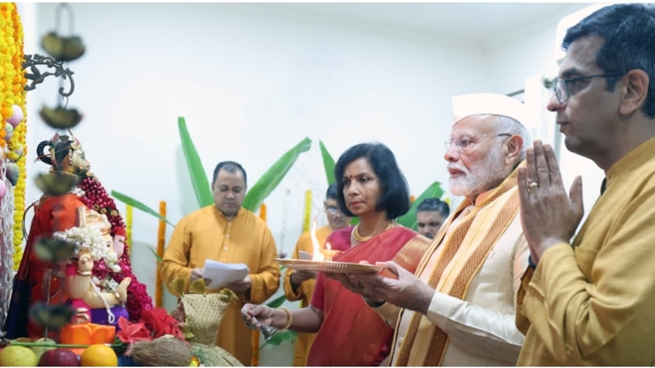 സുപ്രീം കോടതി ചീഫ് ജസ്റ്റിസിന്റെ വസതിയിലെ ഗണപതി പൂജയിൽ പങ്കെടുത്ത് പ്രധാനമന്ത്രി; വിമർശനവുമായി പ്രശാന്ത് ഭൂഷൺ സുപ്രീം കോടതി ചീഫ് ജസ്റ്റിസിന്റെ വസതിയിലെ ഗണപതി പൂജയിൽ പങ്കെടുത്ത് പ്രധാനമന്ത്രി; വിമർശനവുമായി പ്രശാന്ത് ഭൂഷൺ
