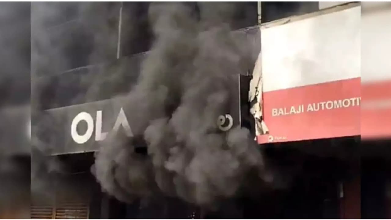 പുതിയ ഇലക്ട്രിക് സ്കൂട്ടറിന് എന്നും കംപ്ലെയിന്റ്, ജീവനക്കാർ അവഗണിച്ചു, ഒലയുടെ ഷോറൂമിന് തീവെച്ച് യുവാവ് പുതിയ ഇലക്ട്രിക് സ്കൂട്ടറിന് എന്നും കംപ്ലെയിന്റ്, ജീവനക്കാർ അവഗണിച്ചു, ഒലയുടെ ഷോറൂമിന് തീവെച്ച് യുവാവ്