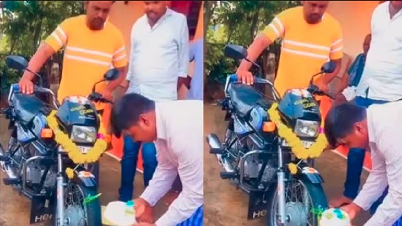 ಹುಡುಗರಿಗೆ ಬೈಕೆಂದರೆ ಗರ್ಲ್ಫ್ರೆಂಡ್ಗಿಂತ ಹೆಚ್ಚಂತೆ ಹೌದಾ? ಬೈಕ್ ಬರ್ತ್ಡೇ ಆಚರಿಸಿದ ಯುವಕ ಹುಡುಗರಿಗೆ ಬೈಕೆಂದರೆ ಗರ್ಲ್ಫ್ರೆಂಡ್ಗಿಂತ ಹೆಚ್ಚಂತೆ ಹೌದಾ? ಬೈಕ್ ಬರ್ತ್ಡೇ ಆಚರಿಸಿದ ಯುವಕ