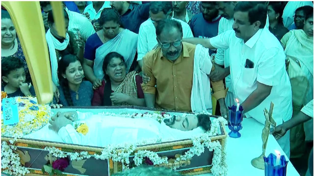 ശ്രുതി മോളോട് ഞാനെന്ത് പറയും? അലമുറയിട്ട് ജെൻസന്റെ അമ്മ; ആശ്വസിപ്പിക്കാനാവാതെ ബന്ധുക്കൾ, കണ്ണീരിലുലഞ്ഞ് നാട് ശ്രുതി മോളോട് ഞാനെന്ത് പറയും? അലമുറയിട്ട് ജെൻസന്റെ അമ്മ; ആശ്വസിപ്പിക്കാനാവാതെ ബന്ധുക്കൾ, കണ്ണീരിലുലഞ്ഞ് നാട്