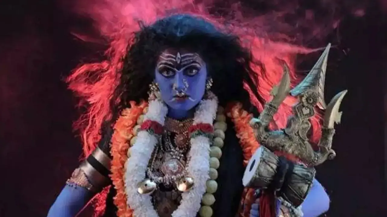 ರಾಧಿಕಾ ಕುಮಾರಸ್ವಾಮಿಗೆ ಹೂವಿನ ಮಳೆ, ತರಾಟೆ ತೆಗೆದ್ಕೊಂಡ ನೆಟ್ಟಿಗರು