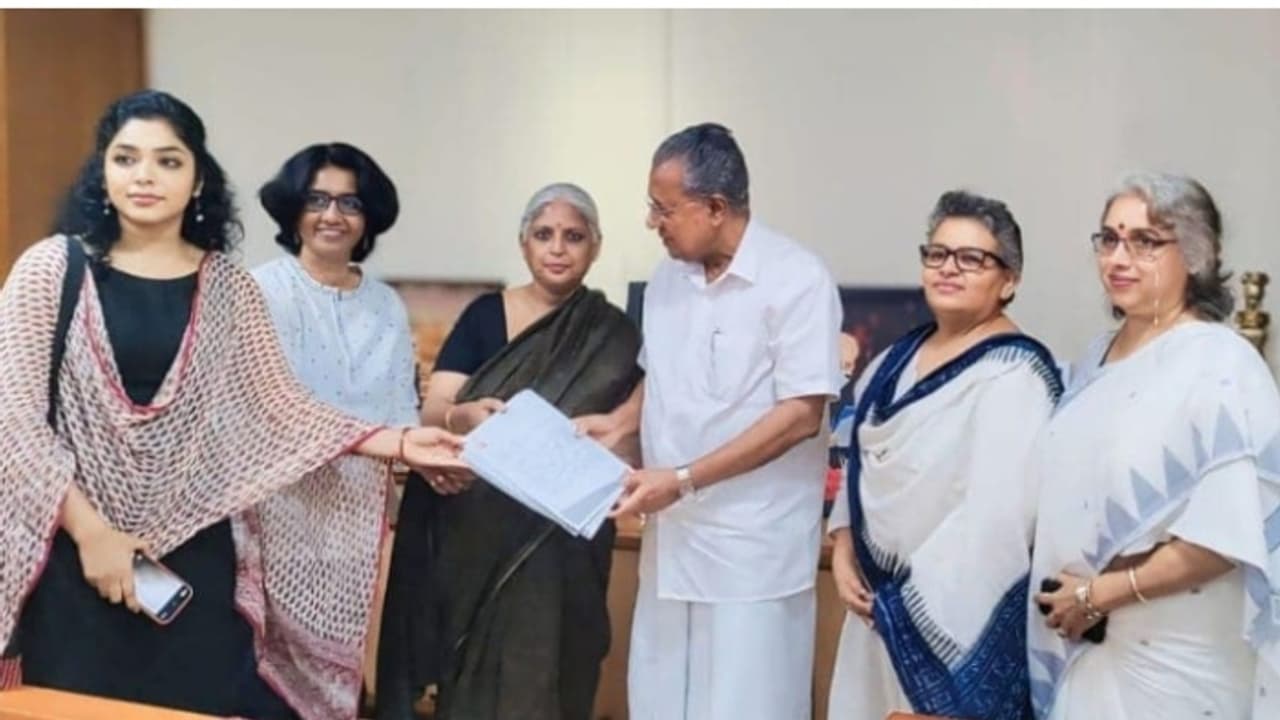 മുഖ്യമന്ത്രിയെ സന്ദർശിച്ച് ഡബ്ല്യൂ.സി.സി ഭാരവാഹികൾ; അന്വേഷണ സംഘത്തിന്റെ ടേംസ് ഓഫ് റഫറൻസ് നൽകണമെന്ന് ആവശ്യം മുഖ്യമന്ത്രിയെ സന്ദർശിച്ച് ഡബ്ല്യൂ.സി.സി ഭാരവാഹികൾ; അന്വേഷണ സംഘത്തിന്റെ ടേംസ് ഓഫ് റഫറൻസ് നൽകണമെന്ന് ആവശ്യം