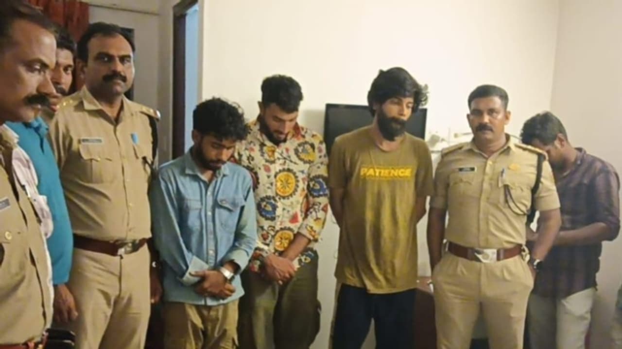 ആലപ്പുഴയിൽ ഓണം സ്‍പെഷ്യൽ ഡ്രൈവിൽ കുടുങ്ങി മൂന്ന് യുവാക്കൾ, ഒരാൾ ഓടി രക്ഷപ്പെട്ടു; രണ്ടര കിലോ കഞ്ചാവ് പിടിച്ചു