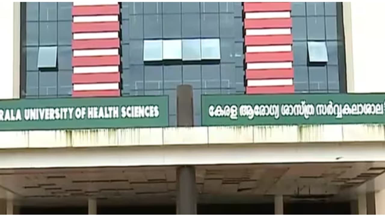 'കേരള' സർട്ടിഫിക്കറ്റ് സ്വന്തമായുണ്ടാക്കി, ഗുജറാത്തിൽ ജോലിയും നേടി; വെരിഫിക്കേഷൻ 'പണിയായി', മുൻകൂർ ജാമ്യമില്ല 'കേരള' സർട്ടിഫിക്കറ്റ് സ്വന്തമായുണ്ടാക്കി, ഗുജറാത്തിൽ ജോലിയും നേടി; വെരിഫിക്കേഷൻ 'പണിയായി', മുൻകൂർ ജാമ്യമില്ല