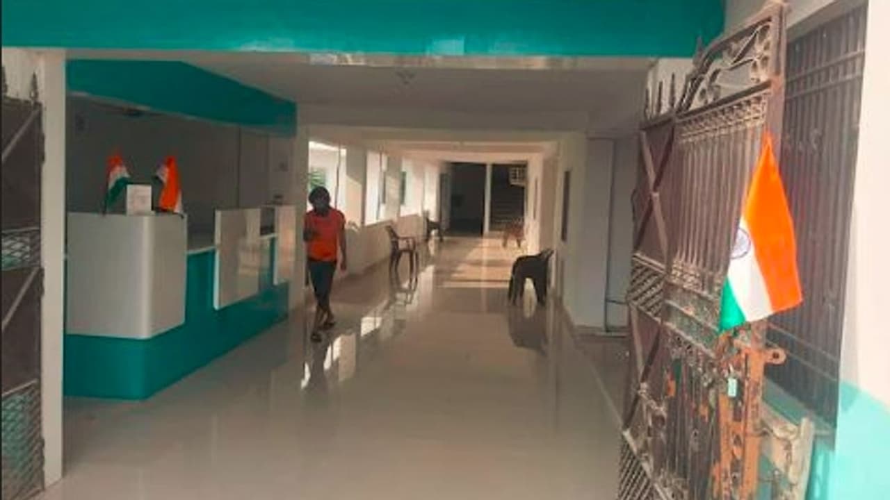 ಸಿಸಿಟಿವಿ ಅಪ್ ಮಾಡಿ, ಅತ್ಯಾಚಾರಕ್ಕೆ ಯತ್ನಿಸಿದ ವೈದ್ಯನ ಮರ್ಮಾಂಗಕ್ಕೆ ಬ್ಲೇಡ್ನಿಂದ ಕುಯ್ದ ನರ್ಸ್ ಸಿಸಿಟಿವಿ ಅಪ್ ಮಾಡಿ, ಅತ್ಯಾಚಾರಕ್ಕೆ ಯತ್ನಿಸಿದ ವೈದ್ಯನ ಮರ್ಮಾಂಗಕ್ಕೆ ಬ್ಲೇಡ್ನಿಂದ ಕುಯ್ದ ನರ್ಸ್