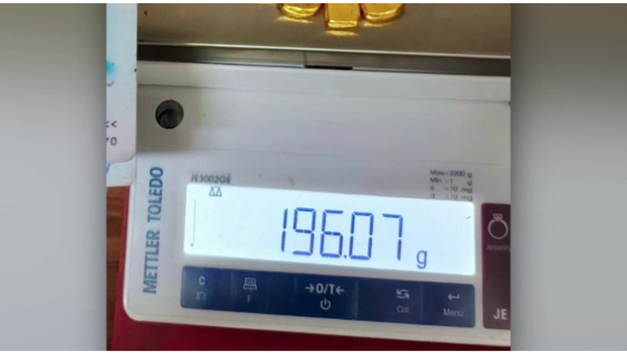 ക്വാലാലംപൂർ ടൂ കൊച്ചി, ചെരുപ്പിനുള്ളിൽ രഹസ്യം ഒളിപ്പിച്ച് യാത്രക്കാരി; കുറച്ചൊന്നുമല്ല, പിടിച്ചത് സ്വർണം