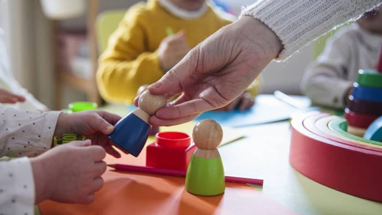അധ്യാപകരെ ബഹുമാനിക്കും, കുറ്റപ്പെടുത്തില്ല; മാതാപിതാക്കളെക്കൊണ്ട് പ്രതിജ്ഞ എടുപ്പിച്ച് അധ്യാപിക