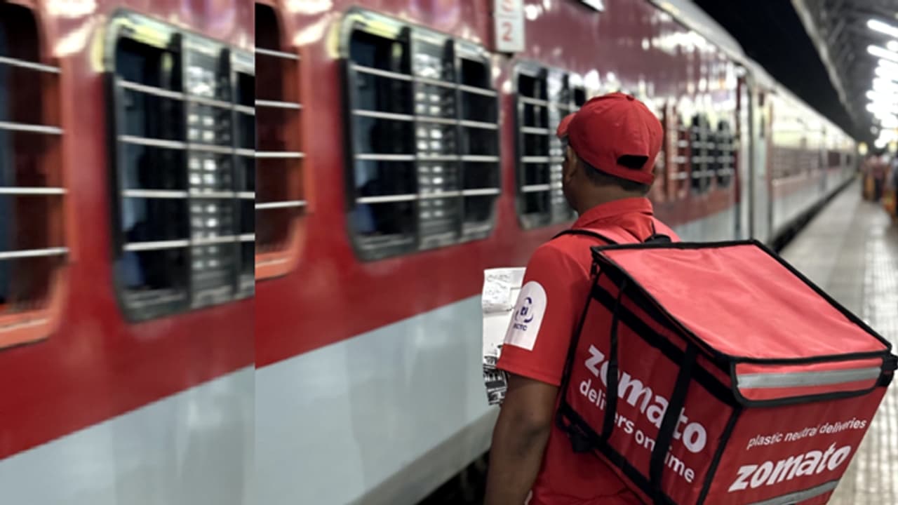 ರೈಲು ಪ್ರಯಾಣದಲ್ಲಿ ಇನ್ನು ಊಟ ತಿಂಡಿ ತಲೆ ಬಿಸಿ ಇಲ್ಲ; ಕುಳಿತಲ್ಲಿಗೆ ಜೊಮ್ಯಾಟೋ ಡೆಲಿವರಿ!