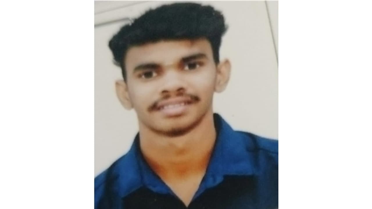 സ്കൂളിലെ ഓണോഘോഷത്തിനിടെ സമീപത്തെ കുളത്തിലേക്ക് പോയി; കാൽ വഴുതി വീണ് പ്ലസ് വൺ വിദ്യാർത്ഥിക്ക് ദാരുണാന്ത്യം സ്കൂളിലെ ഓണോഘോഷത്തിനിടെ സമീപത്തെ കുളത്തിലേക്ക് പോയി; കാൽ വഴുതി വീണ് പ്ലസ് വൺ വിദ്യാർത്ഥിക്ക് ദാരുണാന്ത്യം