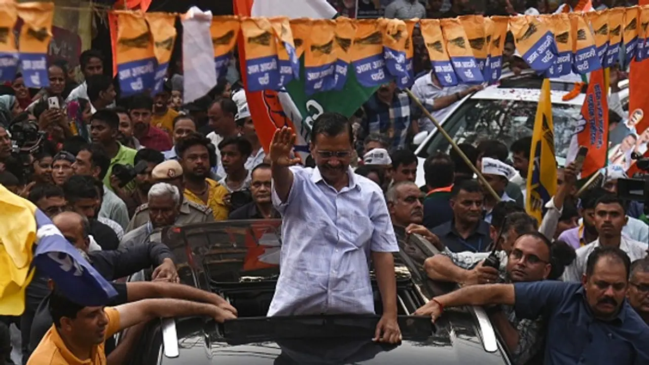 AAP welcomes Arvind Kejriwal by bursting firecrackers, Internet calls 'hypocrisy,' reminds of 'ban' (WATCH)