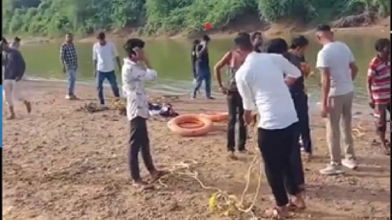 നദിയിൽ കുളിക്കാനിറങ്ങിയ നാട്ടുകാരായ എട്ട് പേരെ മരിച്ച നിലയിൽ കണ്ടെത്തി; ദാരുണമായ സംഭവം ഗുജറാത്ത് ഗാന്ധിനഗറിൽ നദിയിൽ കുളിക്കാനിറങ്ങിയ നാട്ടുകാരായ എട്ട് പേരെ മരിച്ച നിലയിൽ കണ്ടെത്തി; ദാരുണമായ സംഭവം ഗുജറാത്ത് ഗാന്ധിനഗറിൽ