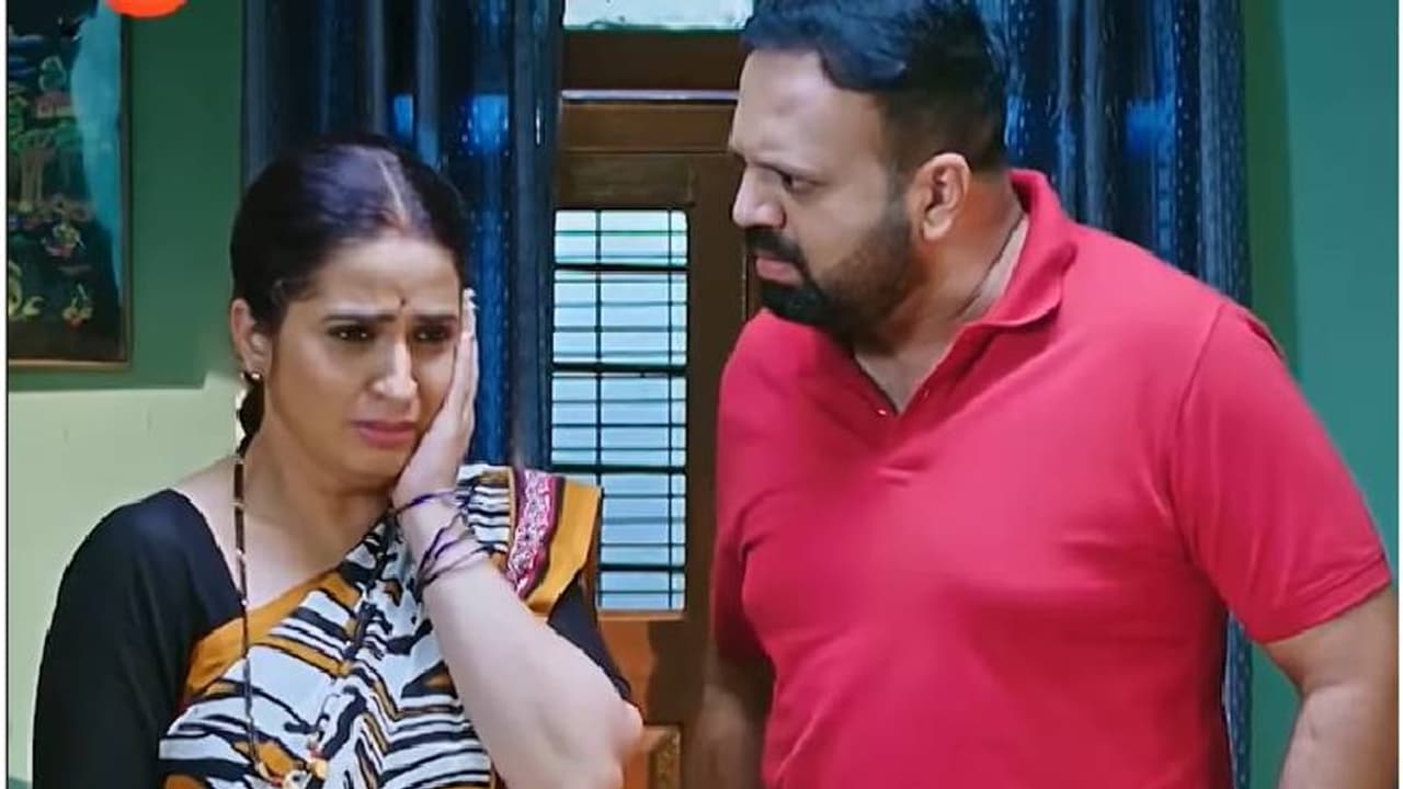 ವೀಣಕ್ಕನ ಕಪಾಳಕ್ಕೆ ಬಾರಿಸಿಬಿಡೋದಾ ತಿರುಬೋಕಿ ಸಂತೋಷ, ಥೂ ಇವ್ನ ಜನ್ಮಕ್ಕೆ ಅಂತ ಝಾಡಿಸ್ತಿದ್ದಾರೆ ನೆಟ್ಟಿಗರು!