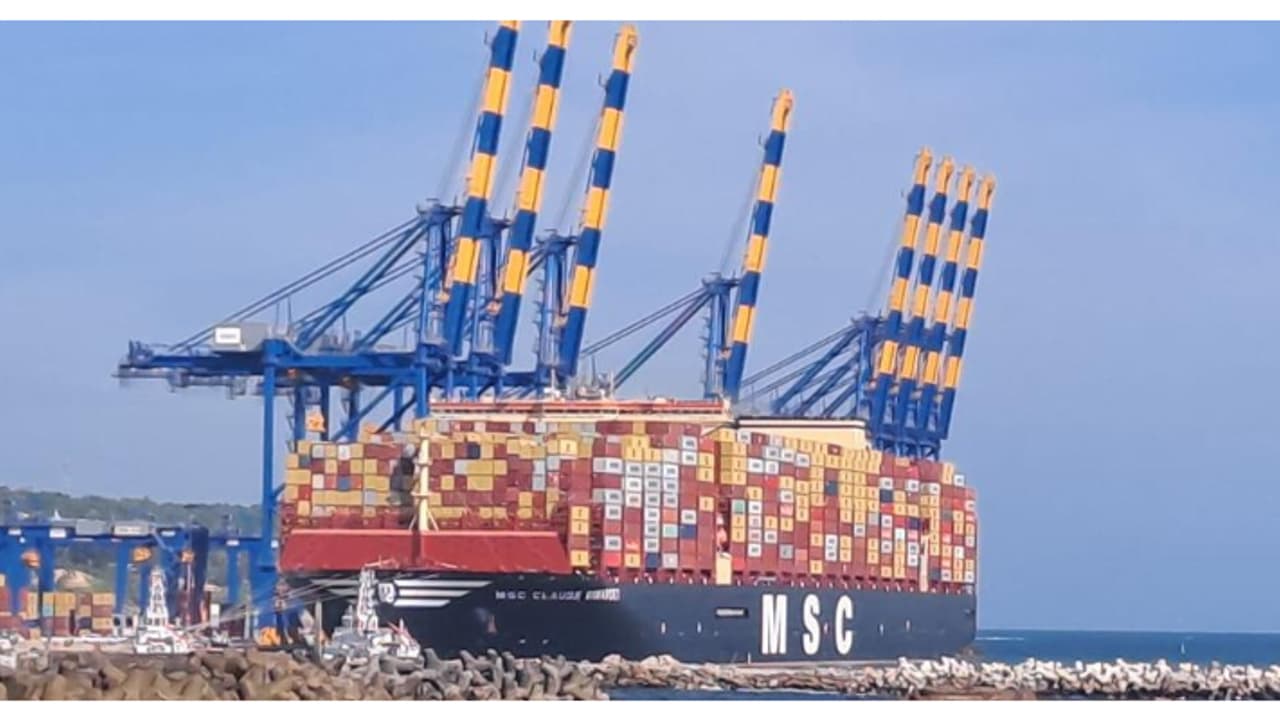 ഇന്ത്യയിൽ തന്നെ ഇതാദ്യം, മലയാളിക്ക് അഭിമാനം, ഓണസമ്മാനം; ഏറ്റവും വലിയ ചരക്കുകപ്പലുകളിലൊന്ന് വിഴിഞ്ഞത്തെത്തി ഇന്ത്യയിൽ തന്നെ ഇതാദ്യം, മലയാളിക്ക് അഭിമാനം, ഓണസമ്മാനം; ഏറ്റവും വലിയ ചരക്കുകപ്പലുകളിലൊന്ന് വിഴിഞ്ഞത്തെത്തി